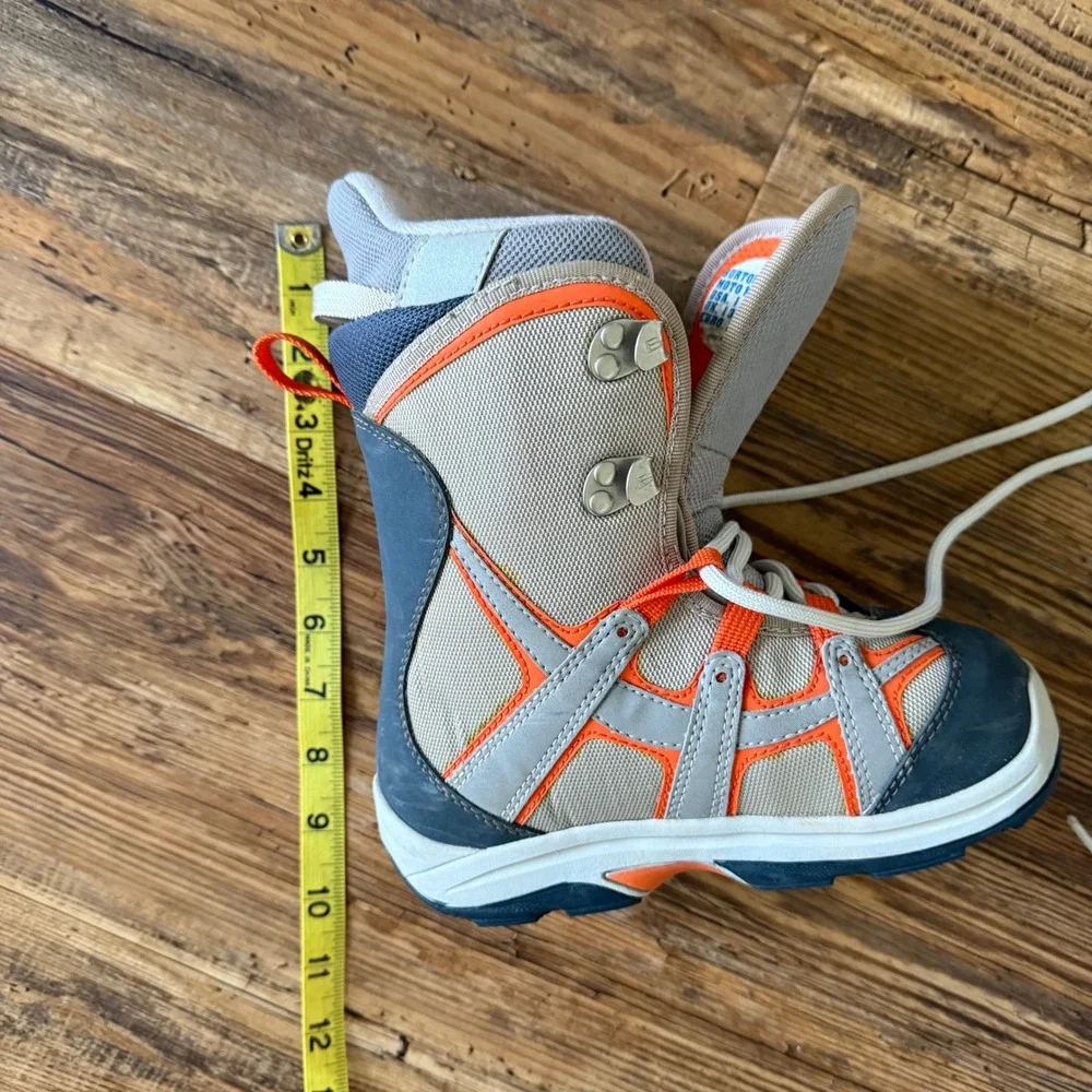 Burton Moto Kids Snowboard Boots Size 1 Tan Grey Orange Lace‎ Up Winter Sports